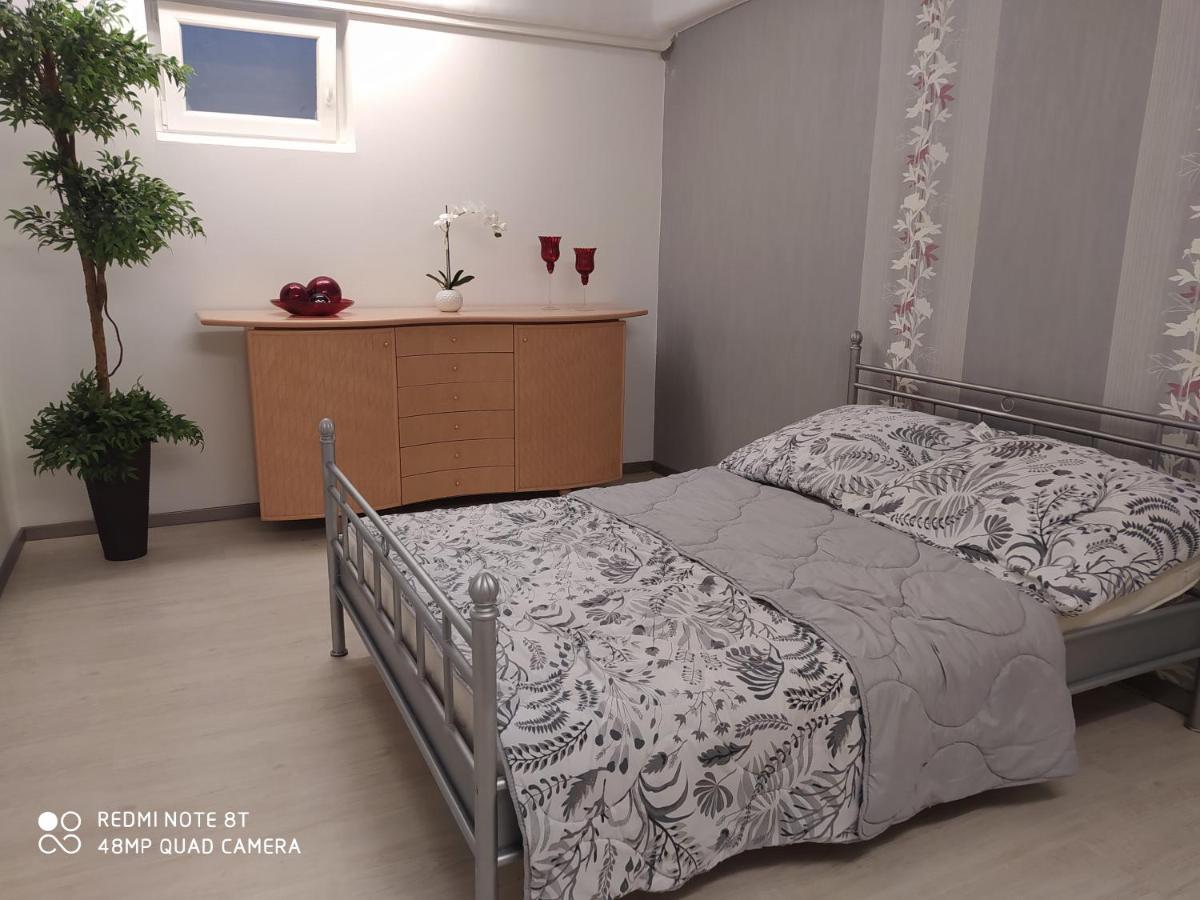 Park Villa Ferienwohnung Mit Pool Und 3 Schlafzimmer ユルツェン エクステリア 写真