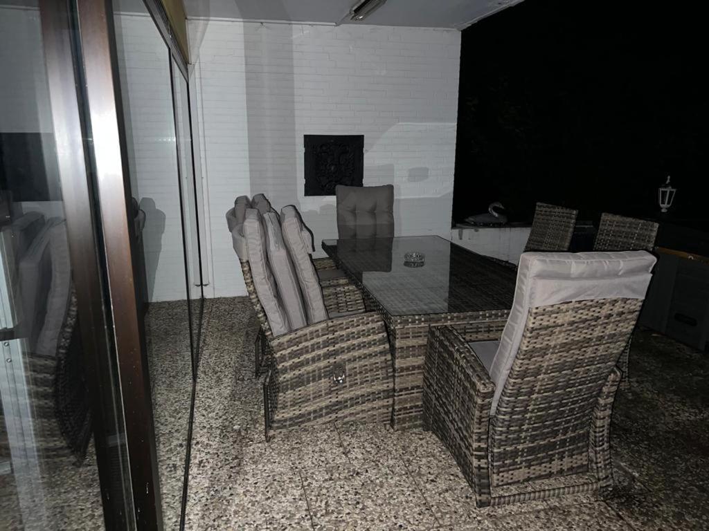 Park Villa Ferienwohnung Mit Pool Und 3 Schlafzimmer ユルツェン エクステリア 写真