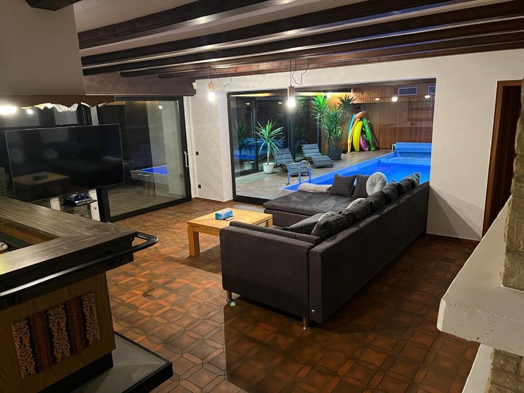 Park Villa Ferienwohnung Mit Pool Und 3 Schlafzimmer ユルツェン エクステリア 写真